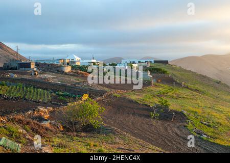 Malerischer Sonnenaufgang in Femes mit ausgelöschten Vulkanen Stockfoto