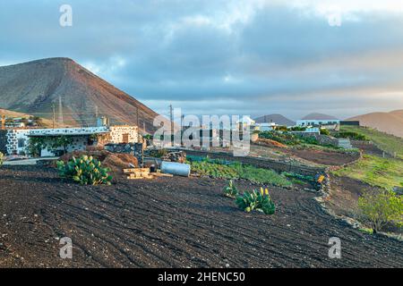 Malerischer Sonnenaufgang in Femes mit ausgelöschten Vulkanen Stockfoto