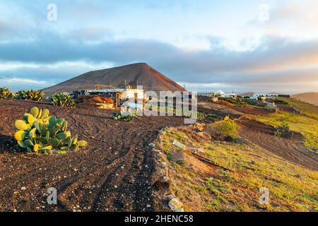 Malerischer Sonnenaufgang in Femes mit ausgelöschten Vulkanen Stockfoto