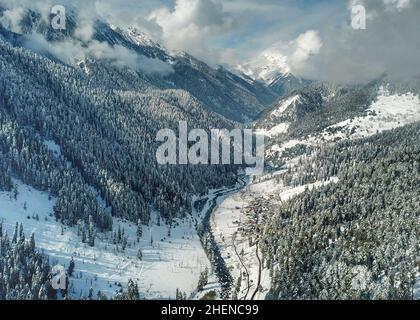 11. Januar 2022, Anantnag, Jammu und Kashmir, Indien: Arial Blick auf schneebedeckte Wälder bei Pahalgam am 11. Januar 2020 nach Schneefall liegt Pahalgam etwa 100 Kilometer von der Hauptstadt Srinagar entfernt. (Bild: © Aasif Shafi/Pacific Press via ZUMA Press Wire) Stockfoto