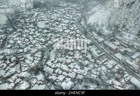 11. Januar 2022, Anantnag, Jammu und Kashmir, Indien: Arial Blick auf Wohnhäuser von Seer Hamdan nach frischem Schneefall am 11. Januar 2020. Das Dorf liegt etwa 70 Kilometer von der Hauptstadt Srinagar entfernt. (Bild: © Aasif Shafi/Pacific Press via ZUMA Press Wire) Stockfoto