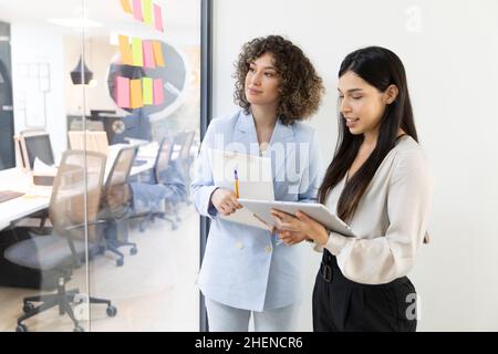 Glückliche Geschäftsfrauen reden und Brainstorming gemeinsam im Büro. Stockfoto