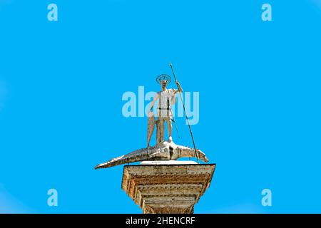 Nahaufnahme der St. Theodore-Säule auf dem Markusplatz mit blauem, sonnigen Himmel. In der Stadt Venedig, der historischen und erstaunlichen Meeresstadt. Befindet sich in Ve Stockfoto