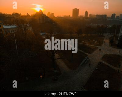 Luftaufnahme von der Drohne auf den Dächern von Häusern und Gebäuden bei Sonnenuntergang in der Stadt Stockfoto
