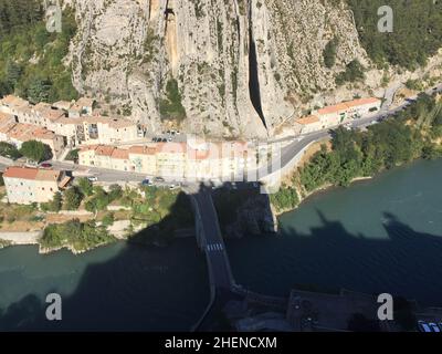 Panoramablick auf Sisteron an der Durance, Rocher de la Baume gegenüber der Altstadt. Frankreich Stockfoto