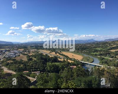 Sehr großer Panoramablick auf Sisteron auf der Durance, Rocher de la Baume gegenüber der Altstadt. Frankreich Stockfoto