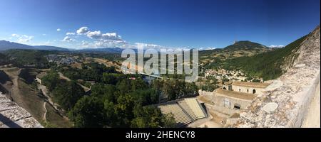 Sehr großer Panoramablick auf Sisteron auf der Durance, Rocher de la Baume gegenüber der Altstadt. Frankreich Stockfoto