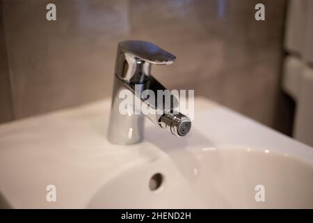Waschbecken mit Waschbecken in einem modernen Badezimmer Stockfoto