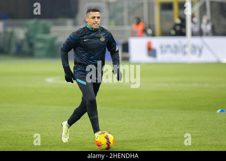 Mailand, Italien. 9th Januar 2022. Italien, Mailand, 9 2022. januar: Alexis Sanchez (Inter-Stürmer) dribbelt beim Aufwärmen über Fußballspiel FC INTER vs SS LAZIO, Serie A 2021-2022 day21, San Siro Stadion (Bildnachweis: © Fabrizio Andrea Bertani/Pacific Press via ZUMA Press Wire) Stockfoto