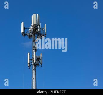 Telekommunikationsturm mit 5G Mobilfunkantenne auf blauem Himmel Hintergrund. Niemand, Platz für Text kopieren, Konzept Foto Zukunftstechnologie. Stockfoto