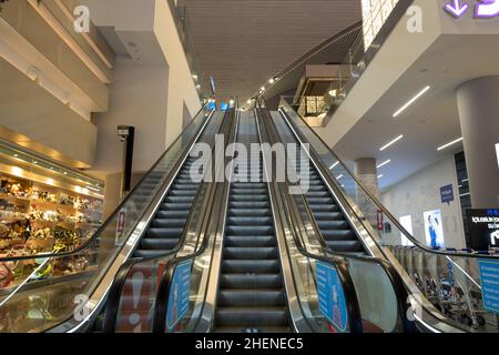 Die Rolltreppen am Flughafen Istanbul. Stockfoto