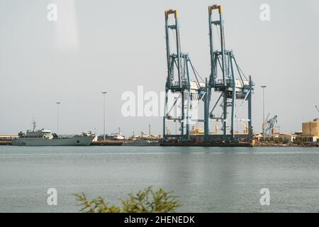 Dschibuti, Dschibuti - 21. Mai 2021: Kraniche am Meer. Port de Djibouti Kräne. Redaktionelle Aufnahme in Dschibuti. Stockfoto