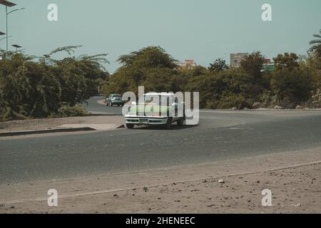 Dschibuti, Dschibuti - 21. Mai 2021: Dschibuti-Taxi auf der Straße in Dschibuti. Redaktionelle Aufnahme in Dschibuti. Stockfoto