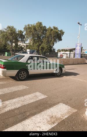 Dschibuti, Dschibuti - 17. Mai 2021: Toyota Crown Super Deluxe lokales Taxi auf der Straße in Dschibuti. Redaktionelle Aufnahme in Dschibuti. Stockfoto