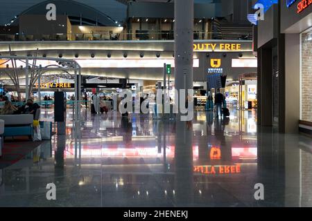 Istanbul, Türkei - 17. Mai 2021: Geschäfte am Flughafen Istanbul und Passanten. Redaktionelle Aufnahme in Arnavutkoy Istanbul Türkei. Stockfoto