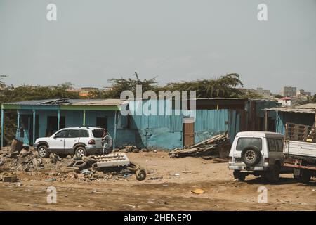 Dschibuti, Dschibuti - 21. Mai 2021: Ein kleines und armes Slumhaus und Autos in Dschibuti. Redaktionelle Aufnahme in Dschibuti. Stockfoto