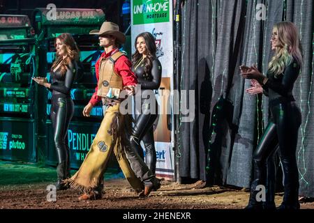 NEW YORK, NY - 08. JANUAR: Chase Dougherty tritt während der Eröffnungszeremonie für die Professional Bull Riders 2022 Unleash the Beast an Stockfoto