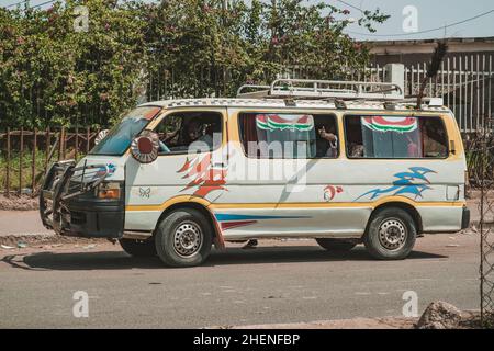 Dschibuti, Dschibuti - 21. Mai 2021: Ein lokaler Minibus auf der Straße in Dschibuti. Redaktionelle Aufnahme in Dschibuti. Stockfoto