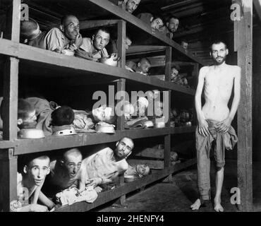 Sklavenarbeiter im Konzentrationslager Buchenwald bei Jena in Deutschland. Sie schlafen in Kojen, die etwa zwei Meter hoch sind, mit jeweils etwa zwei Fuß Etagenfläche. Stockfoto