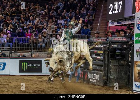 Andrew Alvidrez Rides Airborne während der Professional Bull Riders 2022 Entfesseln Sie das Beast-Event im Madison Square Garden in New York City. (Foto von Ron Adar / SOPA Images/Sipa USA) Stockfoto