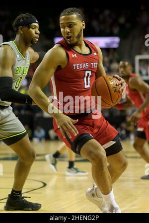 Waco, Texas, USA. 11th Januar 2022. Kevin Obanor (0) dribbelt den Ball gegen den Baylor Bears Forward Flo Thamba (0) während des 1st. Halbjahres des NCAA-Basketballspiels zwischen den Texas Tech Red Raiders und Baylor Bears im Ferrell Center in Waco, Texas. Matthew Lynch/CSM/Alamy Live News Stockfoto