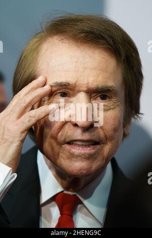 Madrid, Spanien. 11th Januar 2022. Rafael Martos Sánchez, besser bekannt als Raphael, nimmt an der Premiere von „Raphaelismo“ im Callao Cinema in Madrid Teil. Kredit: SOPA Images Limited/Alamy Live Nachrichten Stockfoto