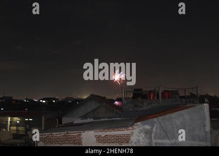 Neujahrsfeuerwerk und überfüllte Umgebung Stockfoto