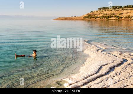 Ein junger Tourist, der am Toten Meer, Jordanien, Asien schwimmt. Stockfoto