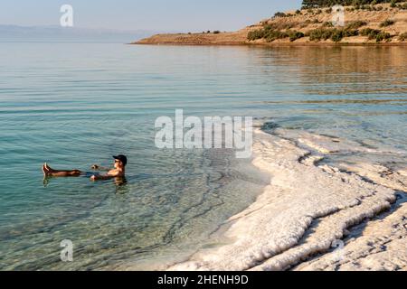 Ein junger Tourist, der am Toten Meer, Jordanien, Asien schwimmt. Stockfoto