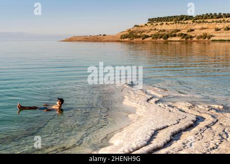 Ein junger Tourist, der am Toten Meer, Jordanien, Asien schwimmt. Stockfoto