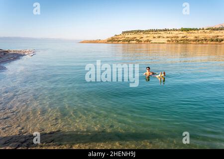 Ein junger Tourist, der am Toten Meer, Jordanien, Asien schwimmt. Stockfoto