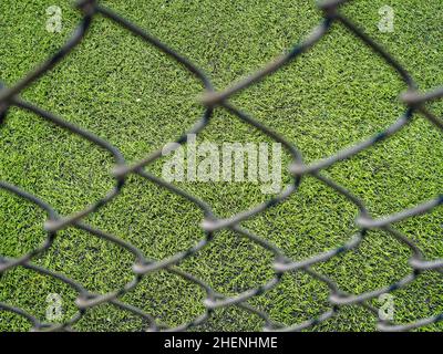 Handläufe vor einem Fußballplatz in Medellin, Kolumbien Stockfoto