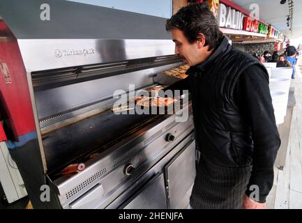 Fischbrötchen sind sehr beliebt auf und rund um die Galata-Brücke in Istanbul. Stockfoto