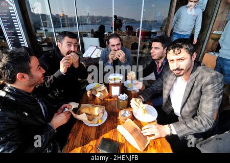 Fischbrötchen sind sehr beliebt auf und rund um die Galata-Brücke in Istanbul. Stockfoto