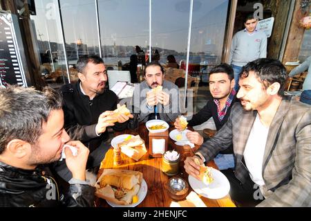 Fischbrötchen sind sehr beliebt auf und rund um die Galata-Brücke in Istanbul. Stockfoto