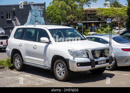 White 2012 Toyota Landcruiser Limousine auf einem Parkplatz in Sydney, NSW, Australien Stockfoto