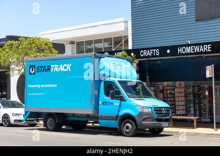 StarTrack-Paketzustellwagen in Avalon Beach, Sydney, parkt. StarTrack gehört der Australia Post und verwaltet die Paketzustellung und Logistik Stockfoto