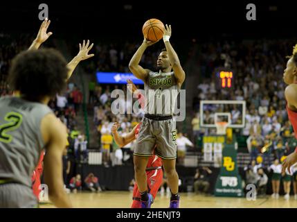 Waco, Texas, USA. 11th Januar 2022. Baylor Bears Wache LJ Cryer (4) schießt den Ball während der 2nd Hälfte des NCAA Basketballspiels zwischen den Texas Tech Red Raiders und Baylor Bears im Ferrell Center in Waco, Texas. Matthew Lynch/CSM/Alamy Live News Stockfoto