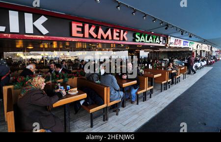 Fischbrötchen sind sehr beliebt auf und rund um die Galata-Brücke in Istanbul. Stockfoto
