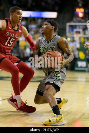 Waco, Texas, USA. 11th Januar 2022. Baylor Bears Wache James Akinjo (11) hält den Ball gegen den Texas Tech Red Raiders Wachen Kevin McCullar (15) während der 2nd. Hälfte des NCAA Basketballspiels zwischen den Texas Tech Red Raiders und Baylor Bears im Ferrell Center in Waco, Texas. Matthew Lynch/CSM/Alamy Live News Stockfoto