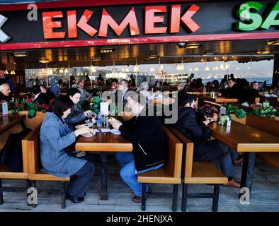 Fischbrötchen sind sehr beliebt auf und rund um die Galata-Brücke in Istanbul. Stockfoto