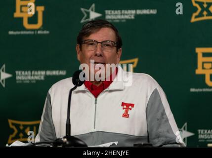 Waco, Texas, USA. 11th Januar 2022. Mark ADAMS, Cheftrainer der Texas Tech Red Raiders, interviewt nach dem NCAA-Basketballspiel zwischen den Texas Tech Red Raiders und Baylor Bears im Ferrell Center in Waco, Texas. Matthew Lynch/CSM/Alamy Live News Stockfoto