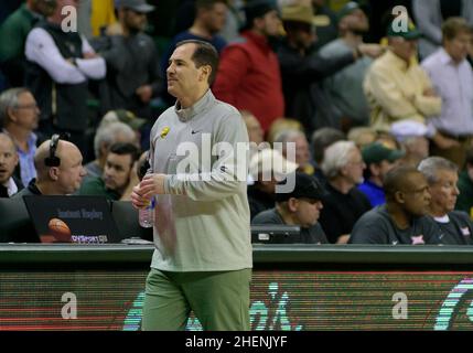 Waco, Texas, USA. 11th Januar 2022. Baylor Bears Cheftrainer SCOTT DREW während der 2nd-Halbzeit des NCAA-Basketballspiels zwischen den Texas Tech Red Raiders und Baylor Bears im Ferrell Center in Waco, Texas. Matthew Lynch/CSM/Alamy Live News Stockfoto