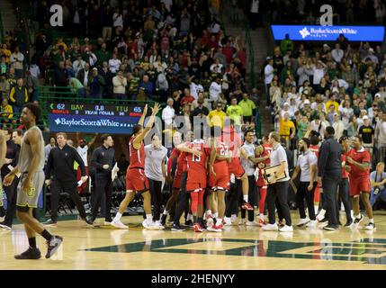 Waco, Texas, USA. 11th Januar 2022. Texas Tech Red Raiders feiert den Sieg nach dem NCAA-Basketballspiel zwischen den Texas Tech Red Raiders und Baylor Bears im Ferrell Center in Waco, Texas. Matthew Lynch/CSM/Alamy Live News Stockfoto