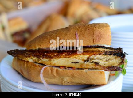 Unter der Galata-Brücke in Istanbul werden beliebte Fisch-Sandwiches serviert. Stockfoto