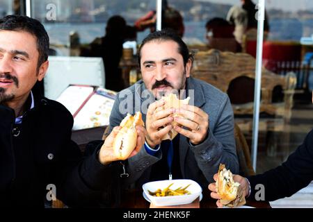 Fischbrötchen sind sehr beliebt auf und rund um die Galata-Brücke in Istanbul. Stockfoto