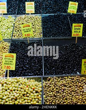Türkische Oliven werden in einem Olivengeschäft auf dem pulsierenden ägyptischen Markt in Istanbul, Türkei, ausgestellt. Stockfoto