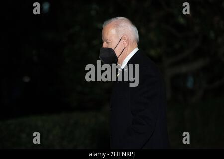 Washington, Vereinigte Staaten. 11th Januar 2022. Der Präsident der Vereinigten Staaten, Joe Biden, kehrt nach der Teilnahme an Veranstaltungen in Atlanta, GA, am 11. Januar 2022 ins Weiße Haus in Washington, DC zurück. Quelle: Chris Kleponis/Pool via CNP/dpa/Alamy Live News Stockfoto