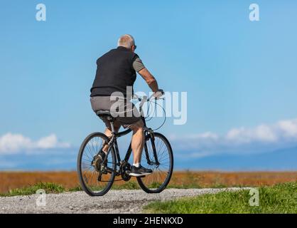 Älterer Mann auf einer Radtour auf dem Land in Kanada. Reisefoto, selektiver Fokus, Platz für Text kopieren, Konzeptfoto aktives Altern