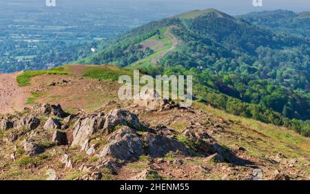 Blick nach Süden entlang des Grats der Malvern Hills, in der Morgensonne im Monat Juni. Stockfoto